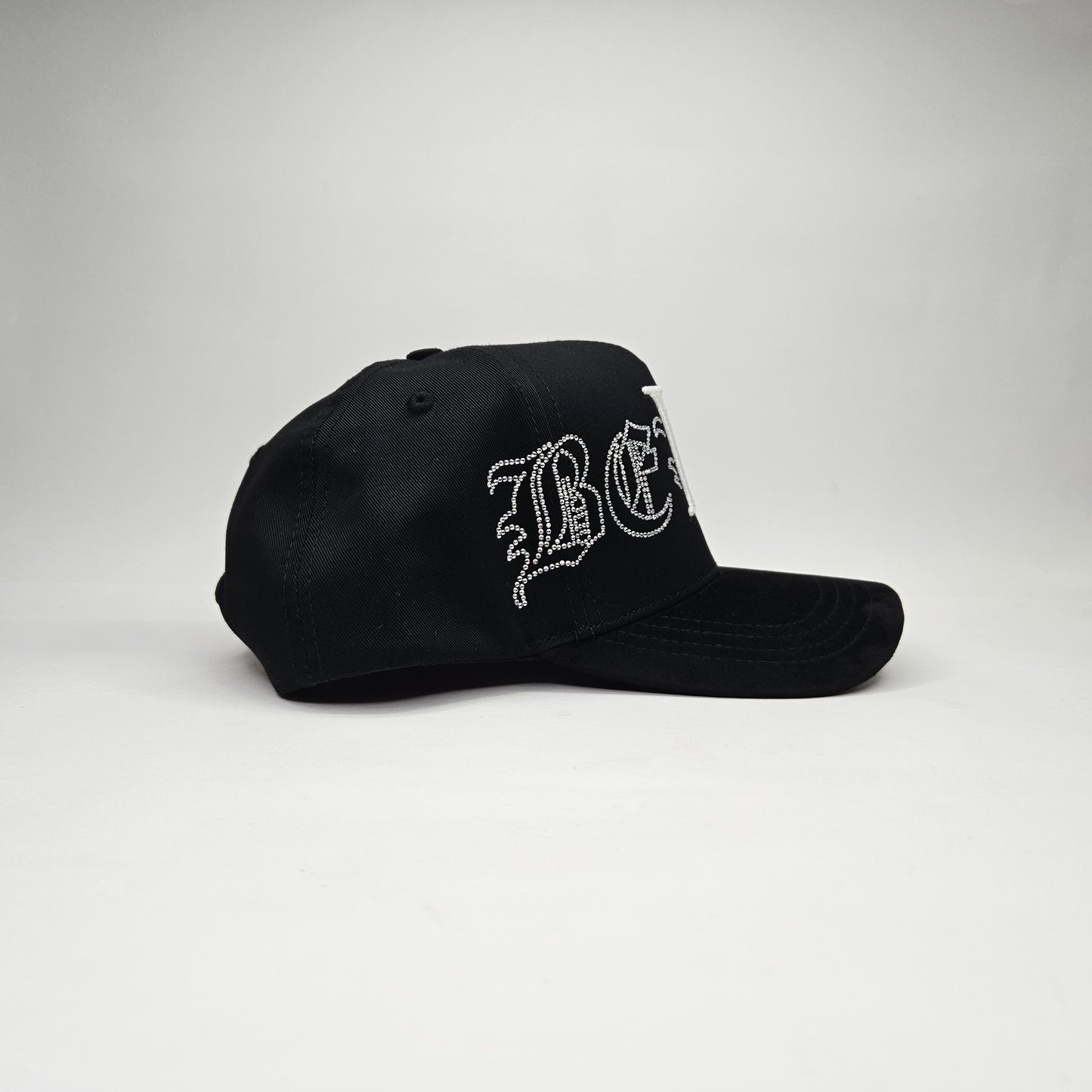 GORRA "TOTO x LUIS R" BÉLICO BLANCA